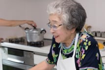 生徒は包丁を握らない 大人気「ばぁばの料理教室」に密着