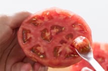 野菜の下ごしらえ たっぷりの冷水につけてみずみずしさ復活