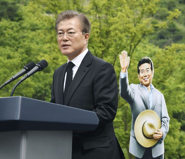 文大統領には盧武鉉元大統領の影がつきまとう　共同通信社