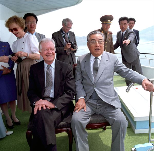 金日成（右）は82歳で死去　Korean Central News Agency/AP/AFLO