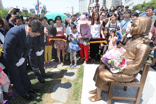 慰安婦像は作られ続けている　YONHAP NEWS/AFLO