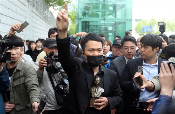釜山慰安婦像の撤去を訴える男性　YONHAP NEWS/AFLO