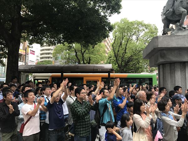 日暮里駅前に群衆が集った（右奥＝太田道灌像）