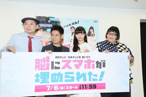 左から鈴木おさむ、伊藤淳史、新川優愛、安藤なつ