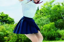 18歳美少女・浅川梨奈　制服姿でプールに飛び込み夏、満喫！