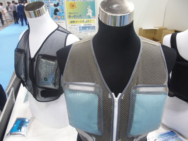 高性能保冷剤を入れて着用する『ホレイベスト』（A-MEC）