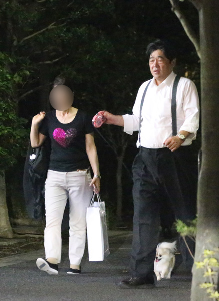 Sさん（左）と藤丸議員は仲睦まじく夜道を散歩