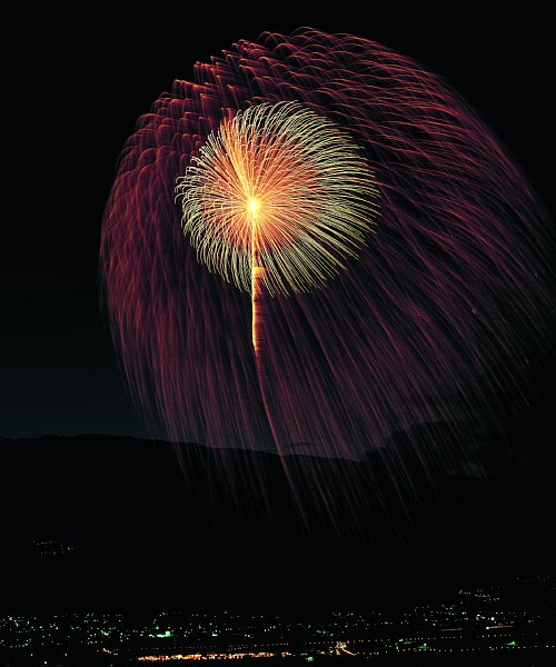 神明の花火（山梨県西八代郡市川三郷町）