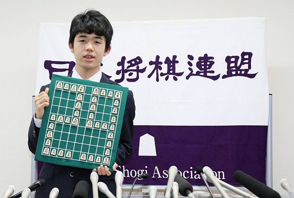 藤井四段とどう戦う？（写真：時事通信フォト）