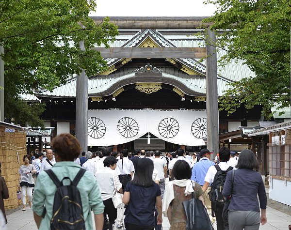 靖国神社の内部から声を上げる人物が現われた