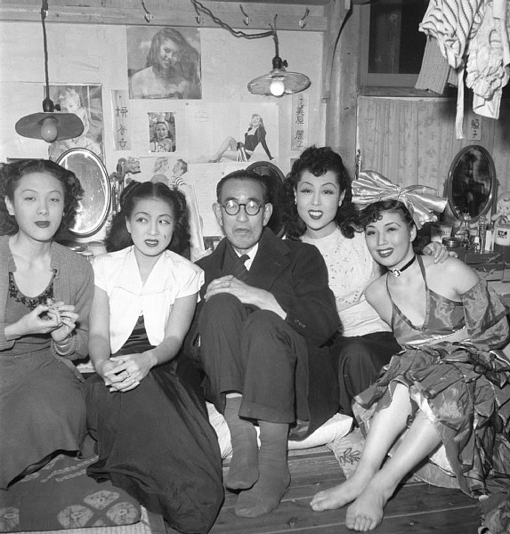 1950年、楽屋で踊り子に囲まれる永井荷風（写真：共同通信社）