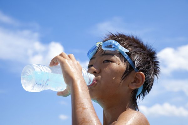 熱中症から子供を守るには？（写真／アフロ）