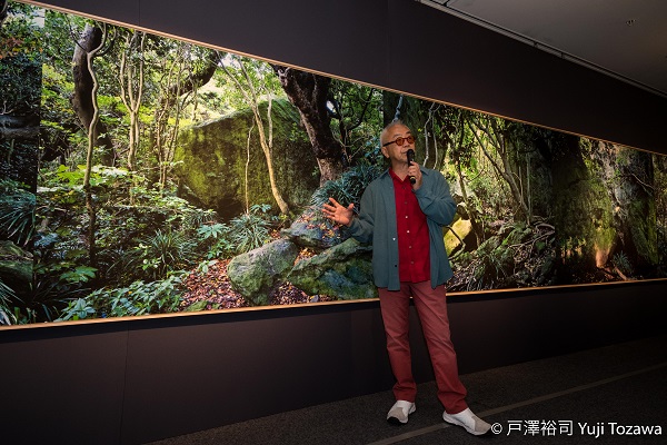 これまでに3度、沖ノ島に上陸した藤原新也氏（写真展会場にて）