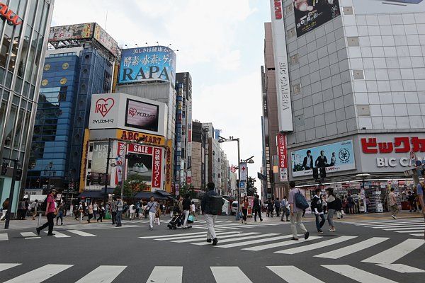 1枚め写真と同じ場所の、現在の新宿通り（撮影：山崎力夫）