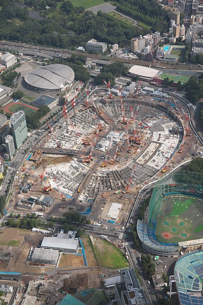 完成まであと28か月となった新国立競技場（7月13日撮影）
