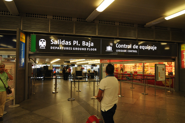 スペイン首都・マドリードのアトーチャ駅。新幹線AVE乗り場ではＸ線検査機による手荷物検査がある