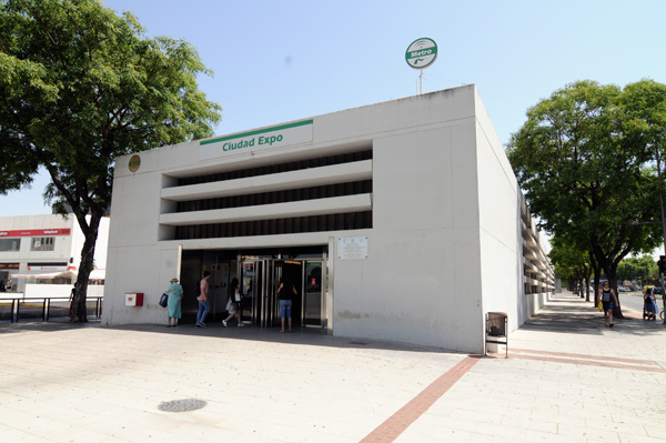 スペイン、セビーリャのメトロは駅構内の撮影禁止。駅外観などの撮影は特に制限されていない