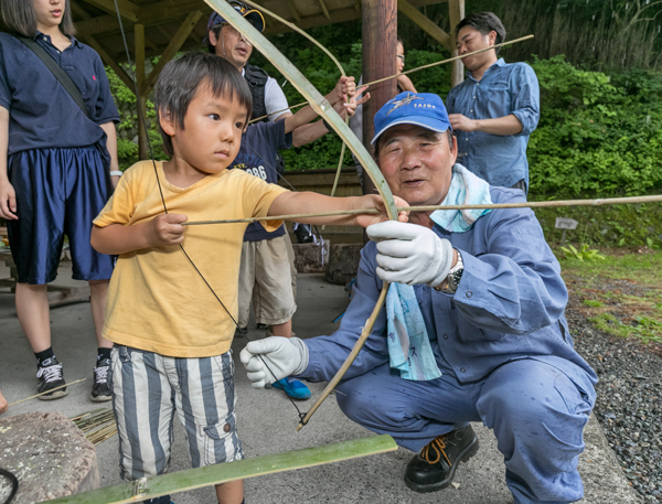 洞窟オジサン秘伝のサバイバル術に子供達の目が輝く