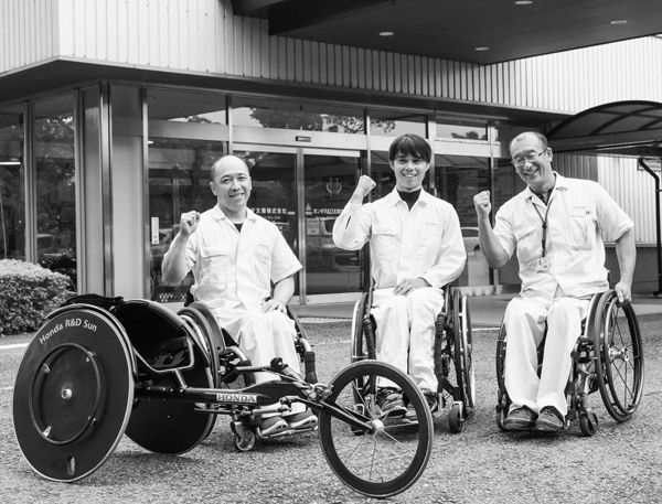 向かって右から渡辺習輔さん、佐矢野利明さん、河室隆一さん