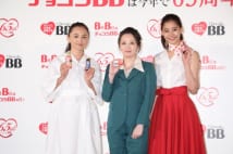 高橋由美子が「チョコラBB」衣装で永作博美、新木優子と登場