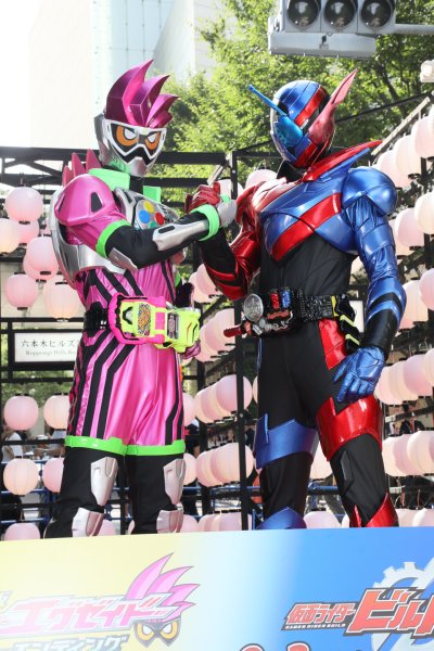 仮面ライダーエグゼイドと仮面ライダービルドが握手