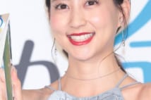 「歯が命アワード」を受賞した河北麻友子が歯を見せる