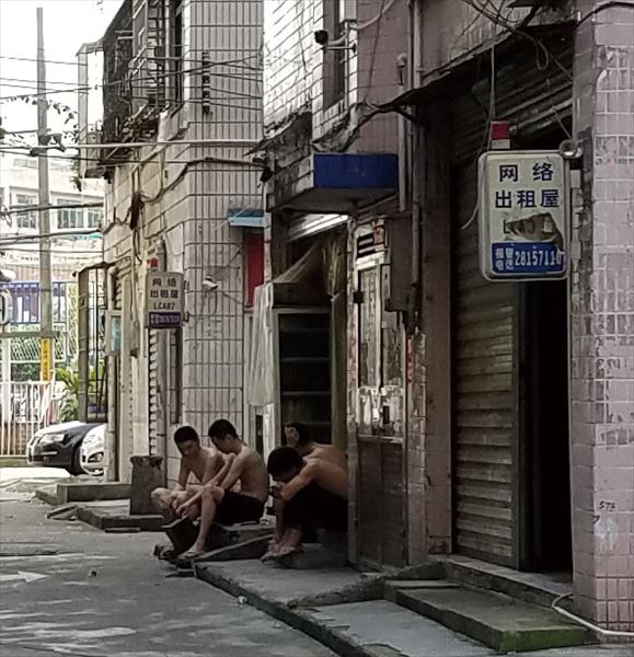 ネットカフェの前でうずくまる若者たち