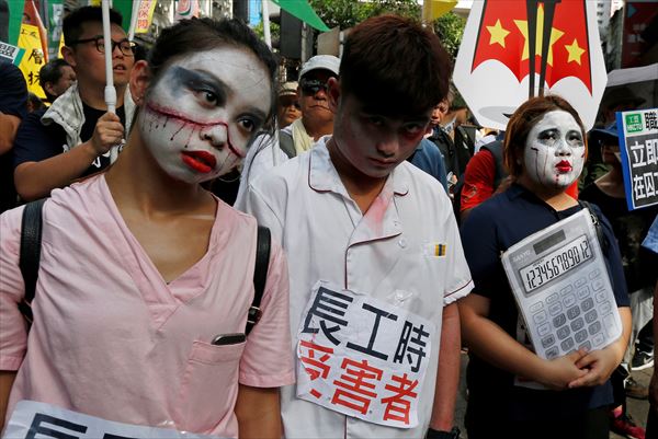 香港警察がデモ参加者を殴りつける場面も　Reuters/AFLO