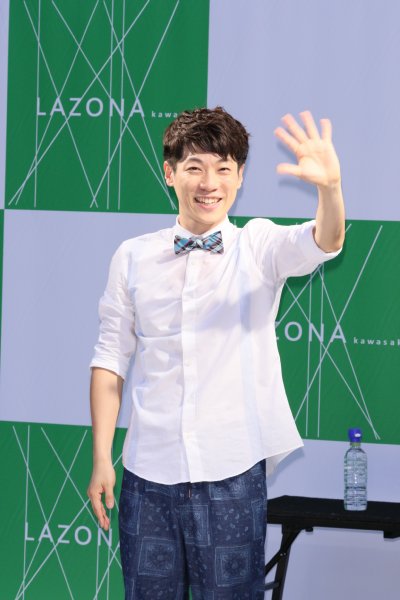 デビューシングルのイベントに登場した横山だいすけ