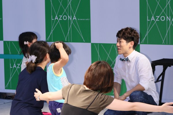 デビューシングルイベントで子供達と触れ合う横山だいすけ