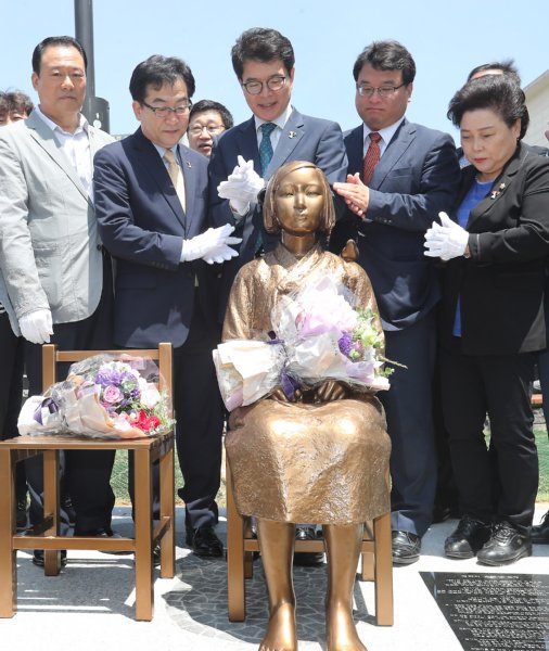 ソウル市内に設置された慰安婦像（写真／AFLO）