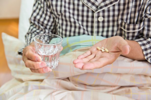 高齢者ほど服用する薬には注意が必要（写真：AFLO）