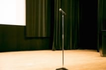 芸人のギャラ 「ウケないから給料半額」「払い過ぎたから返せ」の理不尽
