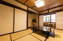 避難ルートは部屋の隅の「綱」? 旅慣れた男性も驚いたホテル