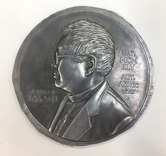 300万円相当の「高須平和賞」のメダルの金型