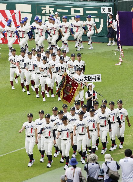 憧れの甲子園、裏側では…（写真・時事通信フォト）