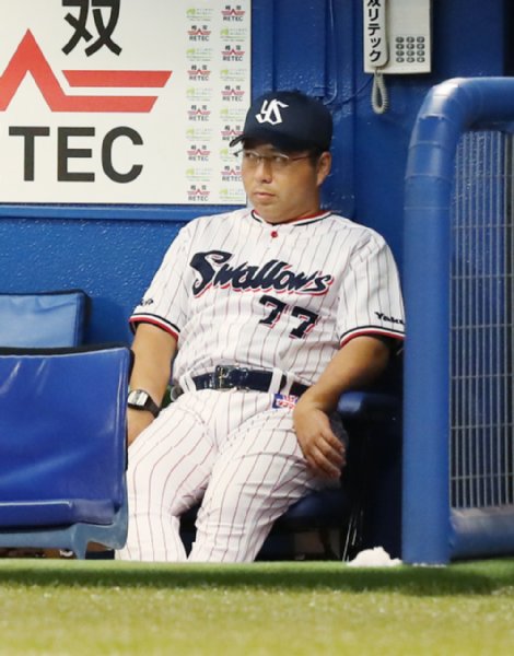 低迷で苦渋の表情の真中満監督（写真：時事通信フォト）