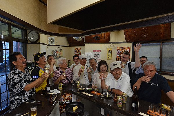 飲んでよし、食べてよしと常連客が今宵も集合