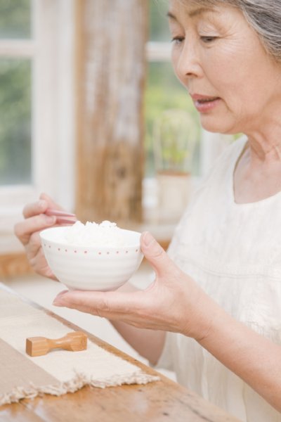 誤嚥性肺炎の原因は“細菌”だった（写真／アフロ）