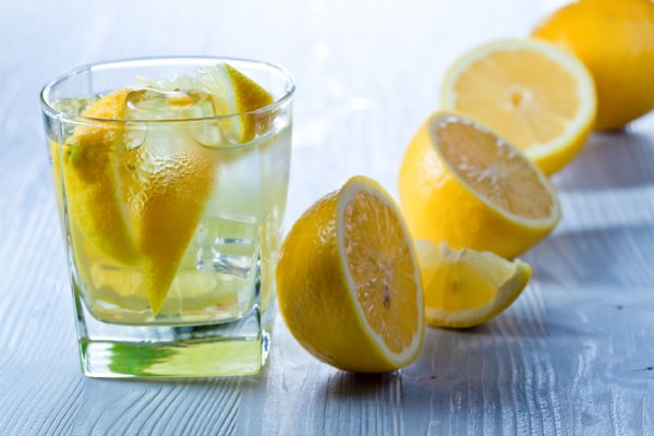 レモンサワーをおいしく作るコツを解説（写真／アフロ）