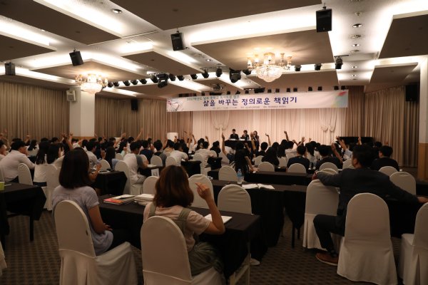 次々と森氏に質問する釜山の若者