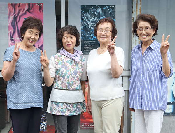左から柳田千鶴子さん、今井小夜子さん、飯田芳子さん、福山恭子さん。ポーラ化粧品平塚西口店前で