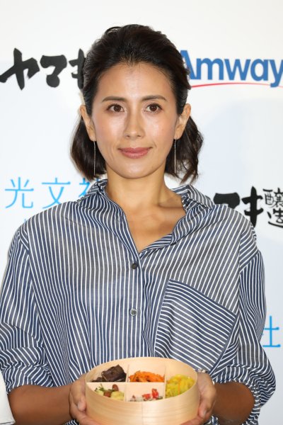 野菜料理を手にする長谷川理恵
