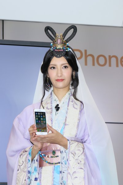 iPhoneを持つ菜々緒