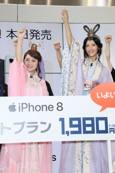 iPhone発売イベントに登場した菜々緒と川栄李奈