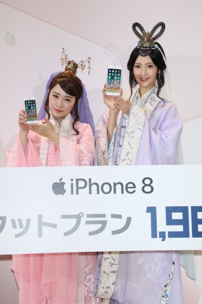 iPhoneを手にする菜々緒と川栄李奈