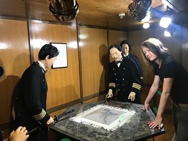 開陽丸館内にて榎本武揚（レプリカ）と作戦会議する筆者。榎本の後ろに控えるのは土方歳三