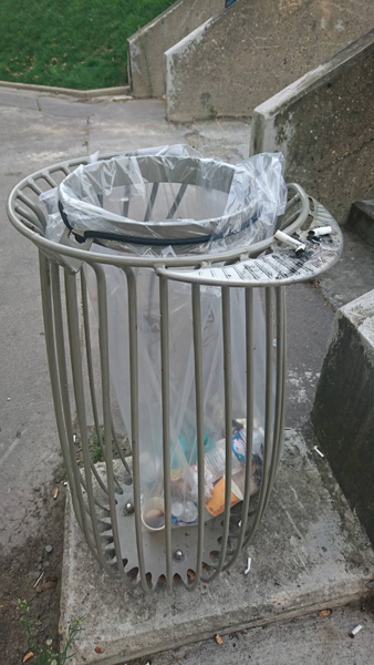 パリ市内に多く置かれるゴミ箱にはたばこの火消しもあるが…
