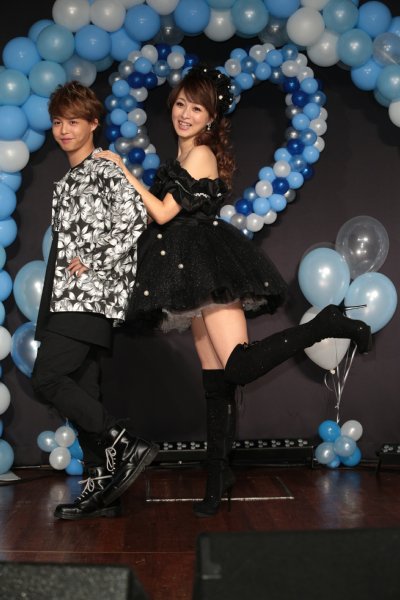 母・渡辺美奈代のために曲を作詞した矢島愛弥