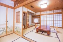 安い宿には理由がある? 旅好き男性が泊まった狭い部屋の衝撃